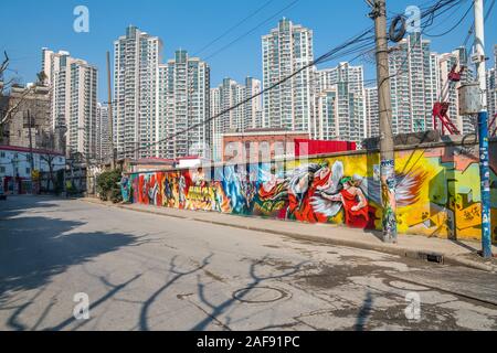 SHANGHAI, Cina - 19 febbraio 2018: dipinti murali in Moganshan Road, noto come M50, è un'arte contemporanea distretto con molte gallerie situate in un Foto Stock