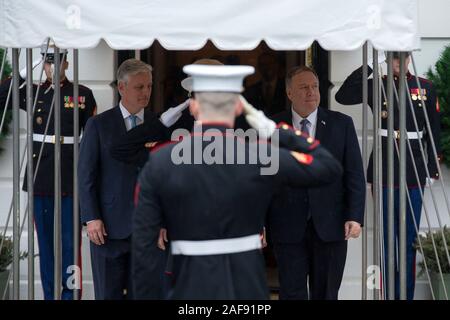Washington DC, Stati Uniti d'America. Xiii Dec, 2019. Stati Uniti National Security Advisor Robert C. O'Brien e il Segretario di Stato statunitense Mike Pompeo partecipa il Presidente degli Stati Uniti, Trump a salutare Mario Abdo Benítez, Presidente della Repubblica del Paraguay, per una riunione nell'Ufficio Ovale della Casa Bianca a Washington DC, Stati Uniti, Venerdì, Dicembre 13, 2019. Credito: MediaPunch Inc/Alamy Live News Foto Stock