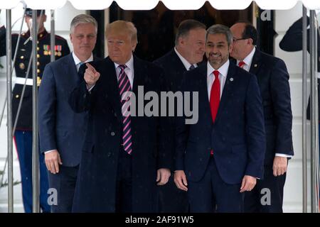 Washington DC, Stati Uniti d'America. Xiii Dec, 2019. Il Presidente degli Stati Uniti, Trump, insieme con gli Stati Uniti National Security Advisor Robert C. O'Brien e il Segretario di Stato statunitense Mike Pompeo, saluta Mario Abdo Benítez, Presidente della Repubblica del Paraguay, per una riunione nell'Ufficio Ovale della Casa Bianca a Washington DC, Stati Uniti, Venerdì, Dicembre 13, 2019. Credito: MediaPunch Inc/Alamy Live News Foto Stock