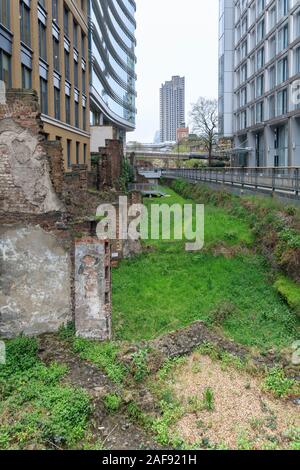 Una bomba di blitz sito con un pezzo esposto di Londra medievale originale e le mura romane e un bastione romano, nobile Street Gardens, Londra Foto Stock