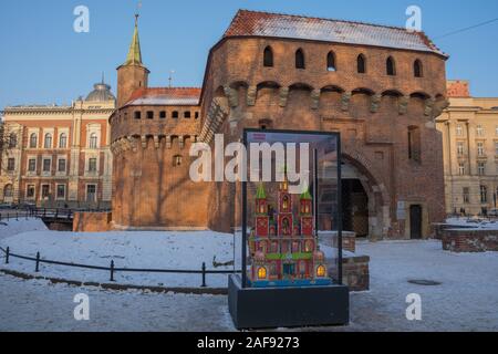 Cracovia Presepe presentato in un involucro di vetro accanto al Barbican, Cracovia, in Polonia. Dicembre 2017 Foto Stock