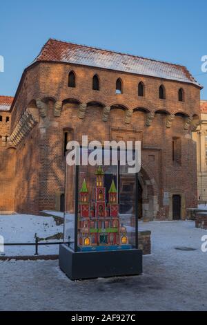 Cracovia Presepe presentato in un involucro di vetro accanto al Barbican, Cracovia, in Polonia. Dicembre 2017 Foto Stock