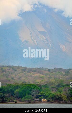 Vista di Concepcion del vulcano e il litorale di Ometepe isola nel Lago Nicaragua america centrale Foto Stock