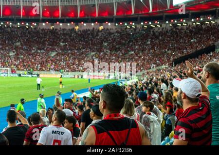 Per gli appassionati di calcio a guardare un brasiliano partita di calcio a Maracana Stadium. Il Flamengo. Foto Stock