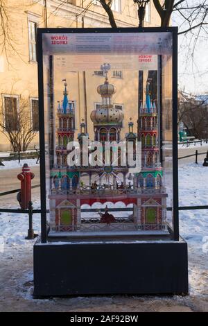 Cracovia scena della Natività in un involucro di vetro presentato al Planty Park a Cracovia, Polonia. Dicembre 2017 Foto Stock