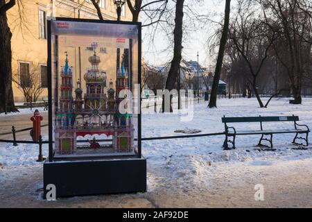 Cracovia scena della Natività in un involucro di vetro presentato al Planty Park a Cracovia, Polonia. Dicembre 2017 Foto Stock