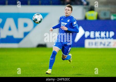 Sinsheim (Germania). Xiii Dec, 2019. Calcio: Bundesliga, TSG 1899 Hoffenheim - FC Augsburg, XV Giornata in PreZero Arena. Hoffenheim Dennis Geiger gioca la palla. Credito: Uwe Anspach/dpa - NOTA IMPORTANTE: In conformità con i requisiti del DFL Deutsche Fußball Liga o la DFB Deutscher Fußball-Bund, è vietato utilizzare o hanno utilizzato fotografie scattate allo stadio e/o la partita in forma di sequenza di immagini e/o video-come sequenze di foto./dpa/Alamy Live News Foto Stock