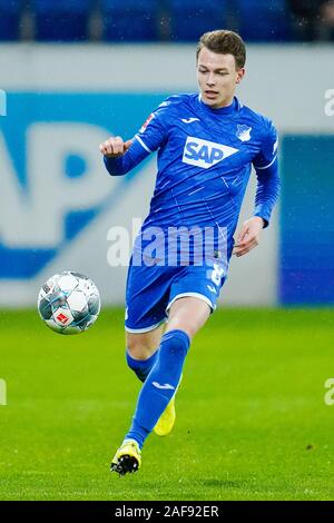 Sinsheim (Germania). Xiii Dec, 2019. Calcio: Bundesliga, TSG 1899 Hoffenheim - FC Augsburg, XV Giornata in PreZero Arena. Hoffenheim Dennis Geiger gioca la palla. Credito: Uwe Anspach/dpa - NOTA IMPORTANTE: In conformità con i requisiti del DFL Deutsche Fußball Liga o la DFB Deutscher Fußball-Bund, è vietato utilizzare o hanno utilizzato fotografie scattate allo stadio e/o la partita in forma di sequenza di immagini e/o video-come sequenze di foto./dpa/Alamy Live News Foto Stock