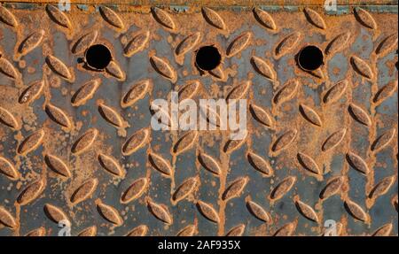 Texture di pieghe di ferro arrugginito piastra metallica sullo sfondo Foto Stock