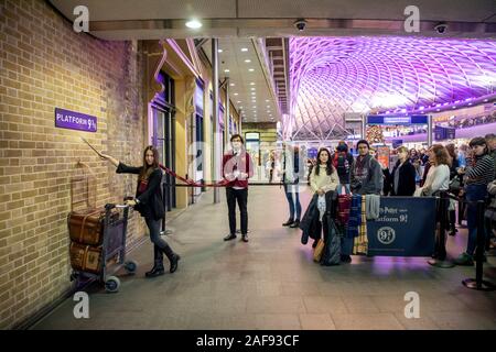 Stazione di Kings Cross Station, stazione Hall di Londra, Gran Bretagna, piattaforma 9 3/4, la posizione del primo film di Harry, Foto Stock