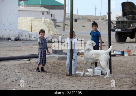 I bambini al villaggio Erbent nelle zone rurali il deserto del Karakum area del Turkmenistan Foto Stock