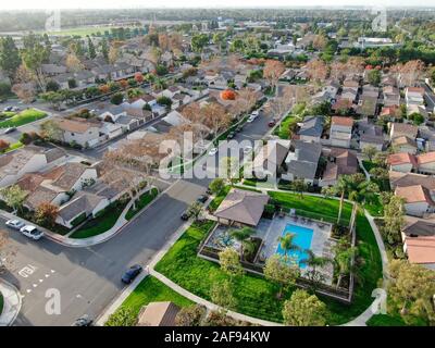 Vista aerea della classe media zona suburbana con case accanto a ogni altro a Irvine, California, USA. Vista aerea della zona residenziale. Foto Stock