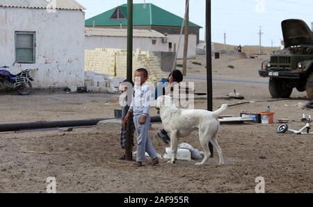 I bambini al villaggio Erbent nelle zone rurali il deserto del Karakum area del Turkmenistan Foto Stock