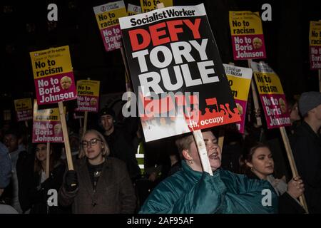 Londra, Regno Unito. 13 dicembre, 2019. Centinaia di anti-razzismo manifestanti radunati su Whitehall a dimostrare contro il nuovo Boris Johnson di governo. David Rowe/Alamy Live News Foto Stock