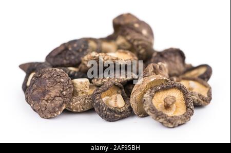 Essiccato funghi shiitake isolati su sfondo bianco, il fuoco selettivo di close-up shot Foto Stock