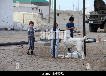 I bambini al villaggio Erbent nelle zone rurali il deserto del Karakum area del Turkmenistan Foto Stock