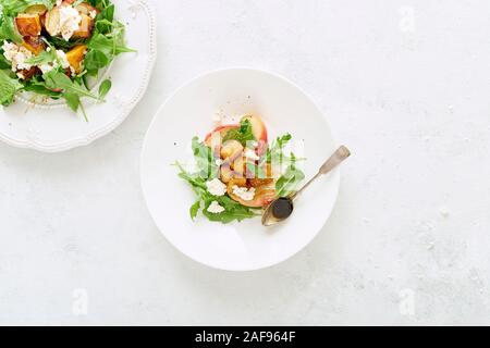 Immagine aerea di una sana insalata con la zucca cotta al forno e mele Foto Stock
