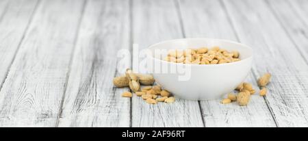 Porzione di arrosto e arachidi salate (close-up shot; messa a fuoco selettiva) Foto Stock