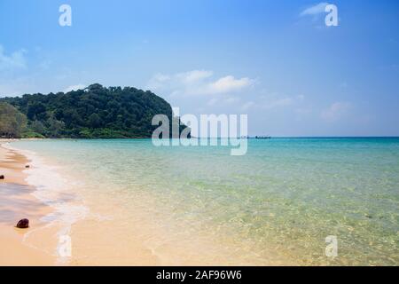 Una spiaggia vuota sull'isola di Koh Rong Samloem, Cambogia Foto Stock