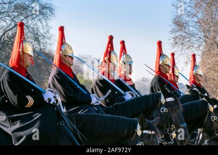 I soldati del Queen's horse guard, Blues e Royals reggimento alla cerimonia del Cambio della Guardia a Cavallo protezioni, vicino a Buckingham Palace di Londra Foto Stock