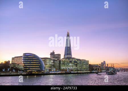 Il Municipio (HQ del sindaco di Londra), il coccio e gli edifici lungo il fiume Tamigi vicino al London Bridge a Southwark, Londra, Regno Unito Foto Stock