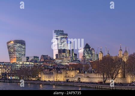 Lo skyline della City of London che mostra la Torre di Londra, il Gherkin, Scalpel, Walkie-Talkie e il nuovo edificio Bishopsgate del 22 (il più alto) Foto Stock