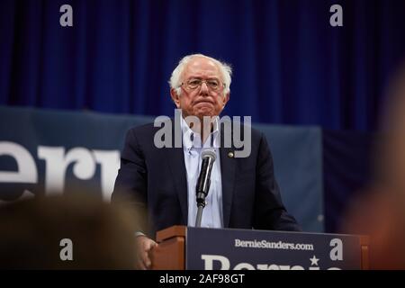 Manchester, New Hampshire, Stati Uniti d'America. Xiii Dec, 2019. Il senatore Bernie Sanders e rappresentante Ilhan Omar lottato insieme per Bernie's 2020 campagna presidenziale a Sud del New Hampshire University di Manchester, New Hampshire. Bernie parla di sostenitori. Credito: Allison cena/ZUMA filo/Alamy Live News Foto Stock