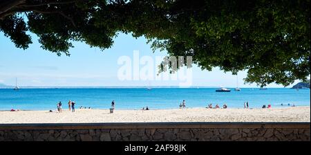 I turisti si godono il clima caldo sulla spiaggia di sabbia di Palma Nova luogo bello, colori luminosi. Spagnolo Baleari isola di Maiorca, Spagna Foto Stock