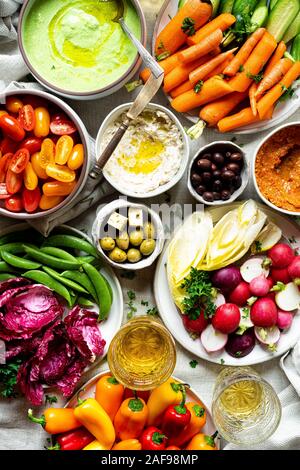 Un assortimento di materie prime vegetali Antipasto con tre salse Foto Stock