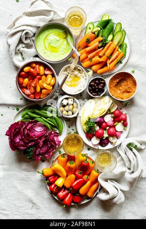 Un assortimento di materie prime vegetali Antipasto con tre salse Foto Stock