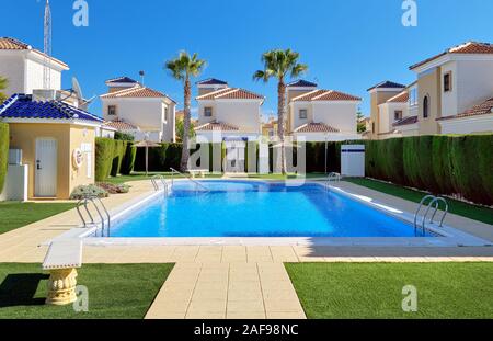 Torrevieja, Spagna - 4 novembre 2019: Appartamenti moderni con piscina pubblica splendidamente decorata area di svago luogo accogliente per prendere il sole, Spagna Foto Stock