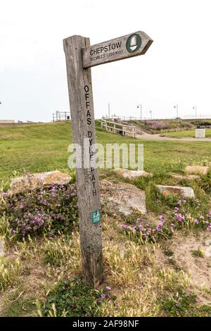 Fingerpost cartello che indica la via verso Chepstow 182 miglia di distanza sul Offa's Dyke path, Prestatyn, Denbighshire, Wales, Regno Unito Foto Stock