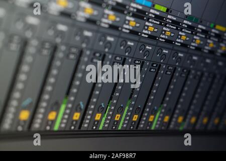 Vista ravvicinata monitor per computer stazione di lavoro audio digitale o app di produzione musicale DAW, software applicativo per dispositivi elettronici utilizzato per la registrazione Foto Stock