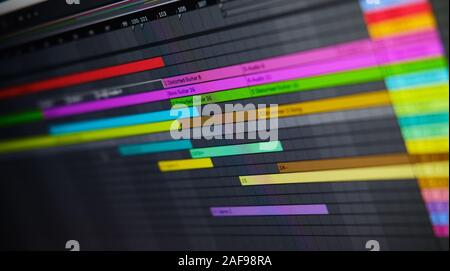 Vista ravvicinata monitor per computer stazione di lavoro audio digitale o app di produzione musicale DAW, software applicativo per dispositivi elettronici utilizzato per la registrazione Foto Stock