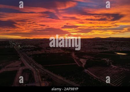 La fotografia aerea, Torrevieja spagnolo townscape durante il tramonto, arancione cielo nuvoloso. Costa Blanca, Provincia di Alicante, Spagna Foto Stock