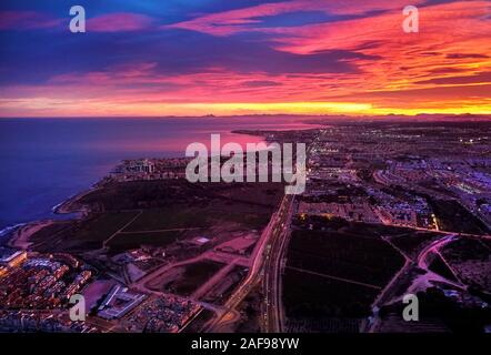 Luminose pittoresco tramonto su spagnolo Turistico città di Torrevieja. Colori vibranti incandescente sundown orizzonte su mare Mediterraneo, la fotografia aerea. C Foto Stock