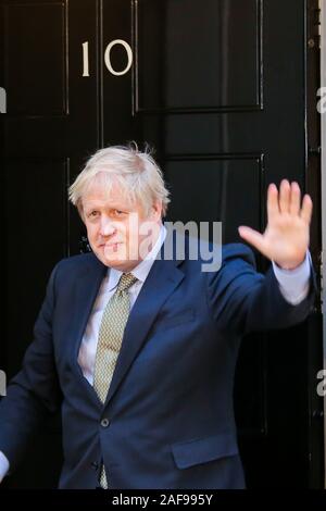 Primo Ministro britannico Boris Johnson onde dalle fasi di n. 10 di Downing Street, Londra dopo la sua scommessa su elezioni anticipate pagate come il Partito conservatore ha vinto una maggioranza nel 2019 elezione generale. Il Partito Conservatore sta comandando la maggior parte avrà Regno Unito al di fuori della Unione europea entro la fine del mese di gennaio 2020. Foto Stock