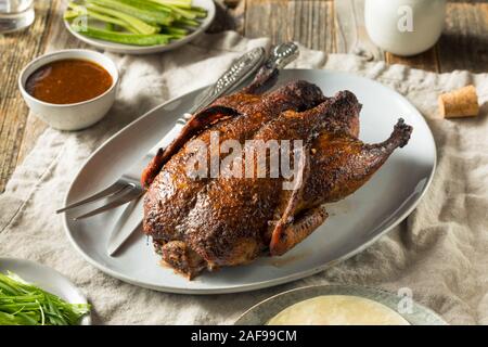 In casa cinese arrosto Anatra alla Pechinese con il cetriolo e lo scalogno Foto Stock