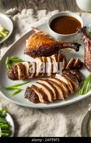 In casa cinese arrosto Anatra alla Pechinese con il cetriolo e lo scalogno Foto Stock