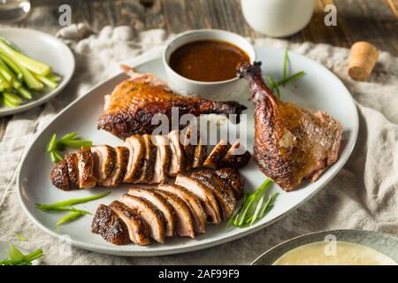 In casa cinese arrosto Anatra alla Pechinese con il cetriolo e lo scalogno Foto Stock