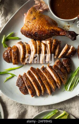 In casa cinese arrosto Anatra alla Pechinese con il cetriolo e lo scalogno Foto Stock