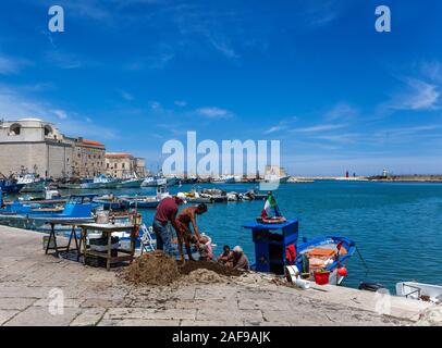 Barche da pesca e le navi per la pesca a strascico nel porto di Trani, Bari, Puglia Puglia sud italia Foto Stock
