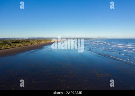 Vista aerea del St Andrews' famoso West sands beach con onde a laminazione. Questa penisola contiene anche il famoso campo da golf links corsi. Foto Stock