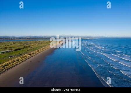 Vista aerea del St Andrews' famoso West sands beach con onde a laminazione. Questa penisola contiene anche il famoso campo da golf links corsi. Foto Stock