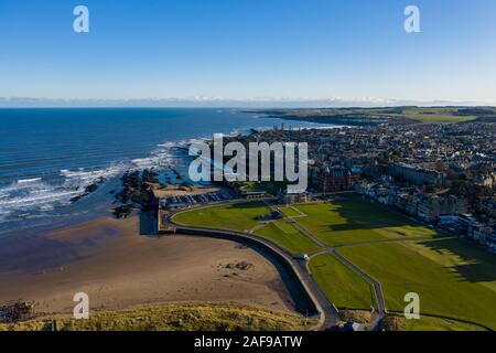 Vista aerea di St Andrews da West Sands. La costa rocciosa e il Vecchio corso di St Andrews possono essere visti entrambi in questa foto mozzafiato. Foto Stock