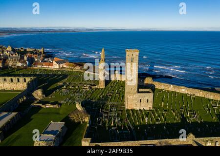 Vista unica sul drone delle rovine della cattedrale di St Andrews, Scozia, con la spettacolare costa vista sullo sfondo. Foto Stock