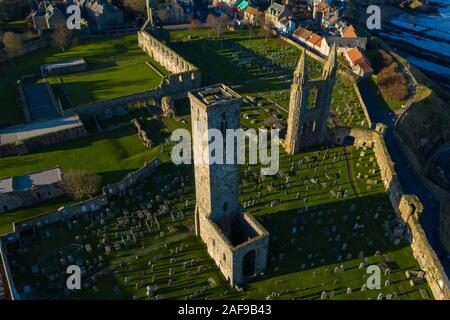 Vista unica sul drone delle rovine della cattedrale di St Andrews, Scozia, con la spettacolare costa vista sullo sfondo. Foto Stock