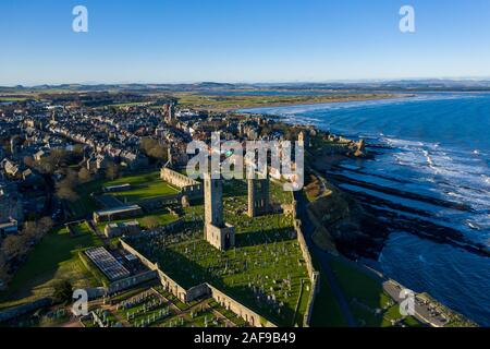 Vista unica sul drone delle rovine della cattedrale di St Andrews, Scozia, con la spettacolare costa vista sullo sfondo. Foto Stock