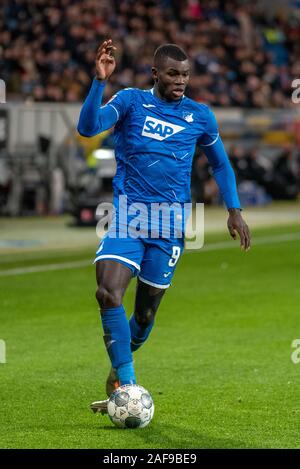 Sinsheim (Germania). Xiii Dec, 2019. Ihlas Bebou (TSG 1899 Hoffenheim) al calcio, Bundesliga, Giornata 15: TSG 1899 Hoffenheim vs FC Augsburg al PreZero Arena sul dicembre 13, 2019 a Sinsheim (Germania). Foto: Horst Ettensberger/ESPA-Immagini Credito: ESPA/Alamy Live News Foto Stock