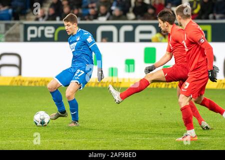 Sinsheim (Germania). Xiii Dec, 2019. Andrej Kramaric (TSG 1899 Hoffenheim), Rani Khedira (FC Augsburg) e Daniel Baier (FC Augsburg) al calcio, Bundesliga, Giornata 15: TSG 1899 Hoffenheim vs FC Augsburg al PreZero Arena sul dicembre 13, 2019 a Sinsheim (Germania). Foto: Horst Ettensberger/ESPA-Immagini Credito: ESPA/Alamy Live News Foto Stock